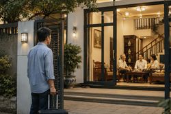 Bố mẹ x&acirc;y nh&agrave; bằng tiền của t&ocirc;i nhưng sau đ&oacute; lại sang t&ecirc;n cho anh trai