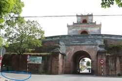 Sử dụng radar khảo s&aacute;t điểm nghi c&oacute; mộ liệt sĩ tập thể trong Kinh th&agrave;nh Huế