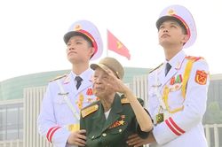 Anh hùng La Văn Cầu - vị Đại tá duy nhất chào điều lệnh bằng tay trái