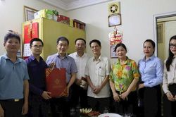Phường Cửa Nam thăm, tặng quà trẻ em có hoàn cảnh đặc biệt khó khăn