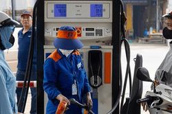 Gi&aacute; xăng E10RON95-III giảm 837 đồng/l&iacute;t từ chiều nay