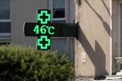 Pháp áp đặt mức cảnh báo đỏ do nắng nóng kỷ lục