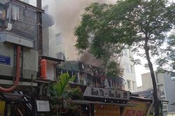 H&agrave; Nội: Ch&aacute;y qu&aacute;n cơm tr&ecirc;n phố Đội Cấn, nhiều thiết bị v&agrave; thực phẩm bị thi&ecirc;u rụi