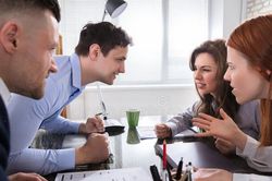 Bị sếp làm bẽ mặt trước đám đông, cãi lại là dại, im lặng cũng thiệt: Người khôn ngoan chỉ làm 2 việc này