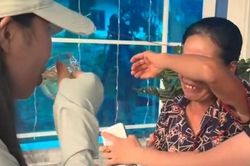 Con gái bất ngờ từ Nhật trở về sau 3 năm xa nhà, phản ứng của người mẹ khiến ai cũng xúc động
