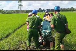 Khống chế 3 anh em phun thuốc v&agrave;o c&ocirc;ng an