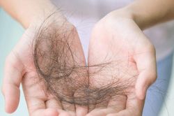 3 bí quyết hạn chế rụng tóc ở tuổi mãn kinh