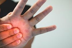 3 bệnh lý khiến tê tay ban đêm, bạn đã biết chưa?