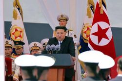 Ông Kim Jong Un trực tiếp giám sát thử nghiệm vũ khí, tăng cường 'thế trận tấn công hủy diệt'