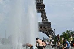 Hàng trăm người tử vong do nắng nóng gay gắt trên khắp châu Âu
