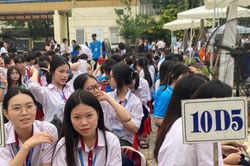 Loạt trường chuy&ecirc;n ở H&agrave; Nội hạ điểm chuẩn lớp 10