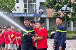 C&ocirc; tr&ograve; cụm trường Thăng Long tham gia hoạt động hết sức &yacute; nghĩa