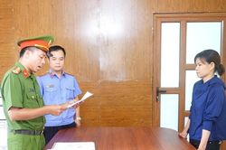 Khởi tố người phụ nữ dùng vòi rửa xe xịt gây thương tích cho người bán rau