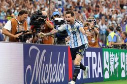 Cả thế giới gi&agrave; đi, Messi th&igrave; kh&ocirc;ng