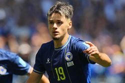 Cầu thủ trẻ nhất lịch sử ghi b&agrave;n ngo&agrave;i v&ograve;ng cấm ở World Cup l&agrave; ai