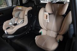 SUV đô thị lắp được 3 ghế trẻ em không?