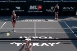 Bảng LED 9 m đổ sập v&agrave;o VĐV tại giải pickleball Mỹ
