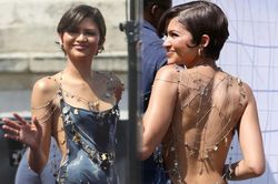 Váy mạng nhện trên người Zendaya gây sốt