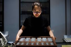 Người 'đu đỉnh' bạc trên 100 triệu đồng/kg giờ ra sao?
