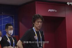Clip HLV Hong Myung-bo đá văng ghế lan truyền khắp mạng MXH