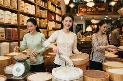 Giá lúa gạo hôm nay 26.6.2026: Phụ phẩm tăng, gạo Jasmine bán lẻ giảm