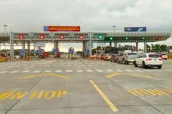 L&ugrave;i xe tại trạm thu ph&iacute; tr&ecirc;n cao tốc để xử l&yacute; sự cố c&oacute; bị phạt nguội?