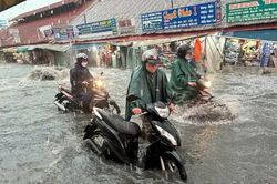 Th&agrave;nh phố Hồ Ch&iacute; Minh tập trung xử l&yacute; 34 tuyến đường ngập nặng do mưa v&agrave; triều cường