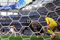 Australia v&agrave; Paraguay bắt tay nhau c&ugrave;ng Mỹ gi&agrave;nh v&eacute; đi tiếp, Thổ Nhĩ Kỳ thắng nghẹt thở trong ng&agrave;y chia tay World Cup