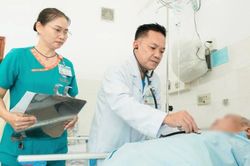 Cứu sống cụ &ocirc;ng 78 tuổi vỡ động mạch chủ ngực nguy kịch