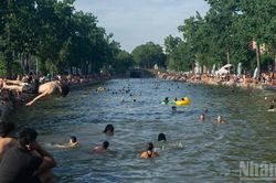 Người Pháp học cách sống chung với nắng nóng cực đoan