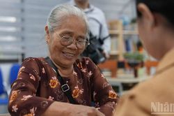 Chăm sóc người cao tuổi từ y tế cơ sở nhằm thích ứng với già hóa dân số