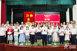 Hải đoàn 129 tuyên dương, tặng quà học sinh có thành tích tiêu biểu