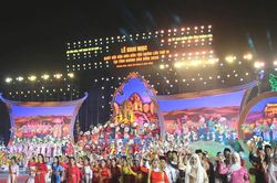 Rực rỡ đ&ecirc;m khai mạc Ng&agrave;y hội Văn h&oacute;a d&acirc;n tộc Chăm lần thứ VI