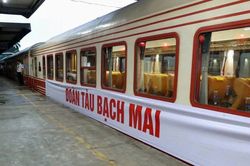 Y bác sĩ Bạch Mai đi tàu hỏa đến Ninh Bình làm việc mỗi ngày