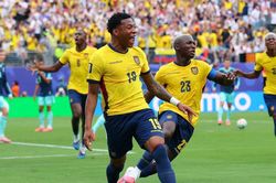 Ngược d&ograve;ng 'quật ng&atilde;' Đức, Ecuador g&acirc;y 'địa chấn' tại World Cup