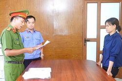 Xịt nước làm bị thương bà bán rau, bà bán cá bị khởi tố