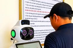 Người d&acirc;n Đồng Hới th&iacute;ch th&uacute; trải nghiệm robot AI h&igrave;nh người l&agrave;m 'c&ocirc;ng chức'