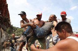 Venezuela căng m&igrave;nh gi&agrave;nh sự sống dưới đống đổ n&aacute;t, nhiều nước khẩn cấp hỗ trợ