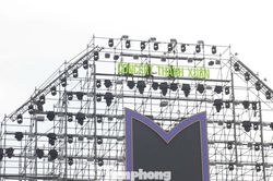 Gấp rút hoàn thiện sân khấu quy mô 20.000 người cho concert Thanh xuân
