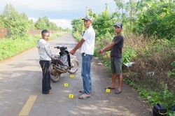 Ba đối tượng mang dao đi cướp t&agrave;i sản của nh&oacute;m học sinh