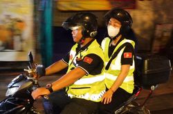 Theo chân đội cứu hộ, cứu nạn xe máy miễn phí giữa đêm khuya