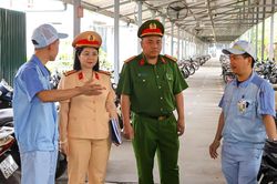 CSGT Hà Nội rà soát phương tiện của công nhân, hướng dẫn sang tên chuyển chủ