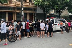 Nổ s&uacute;ng ở L&agrave;o Cai khiến 2 người thương vong, cảnh s&aacute;t kh&aacute;m nghiệm hiện trường