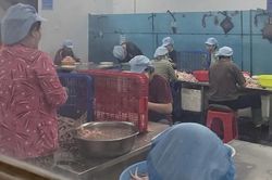 Ph&aacute;t hiện hơn 7 tấn ch&acirc;n g&agrave; hết hạn, kh&ocirc;ng r&otilde; nguồn gốc tại cơ sở sản xuất