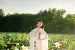 Ca sỹ Huyền Trang hát 'Em là cô gái Việt Nam' ca ngợi vẻ đẹp quê hương đất nước