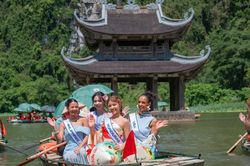 D&agrave;n th&iacute; sinh Miss Multicultural World 2026 th&iacute;ch th&uacute; kh&aacute;m ph&aacute; di sản Tr&agrave;ng An