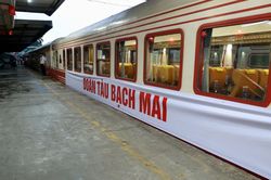Khai trương 'đoàn tàu Bạch Mai' đưa đón nhân viên y tế tại cơ sở ở Ninh Bình