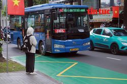 TP Hồ Ch&iacute; Minh sơn phản quang điểm dừng xe bu&yacute;t, tăng nhận diện v&agrave; hạn chế lấn chiếm