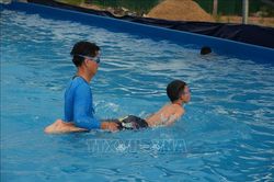 Gỡ nút thắt để trẻ em vùng khó được học bơi