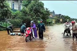 Mưa lớn kèm dông, sét khiến 2 người thương vong tại Tuyên Quang